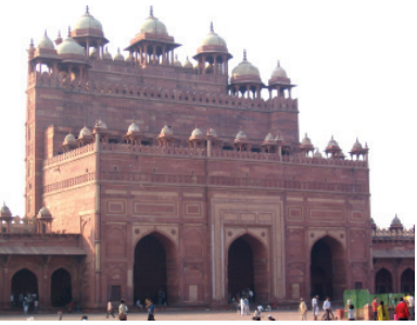 एक बड़ा किला।