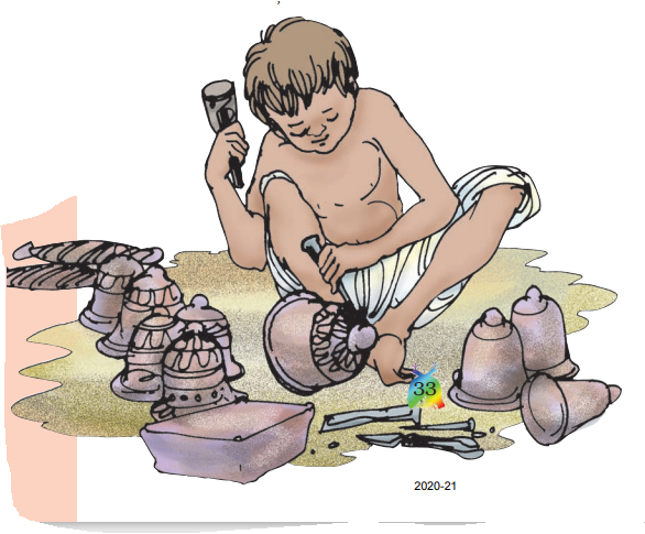 एक लड़का जमीन पर बैठा घंटी को पत्थर पर पत्थर से नक्काशी कर रहा है और उसके पास अनेक घंटिया और भी हैं।