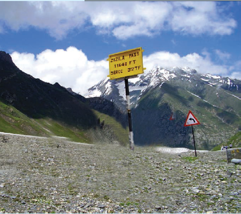 बर्फ से ढकी पहाड़ियाँ। 