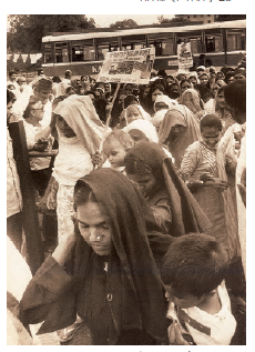 सड़क पर खड़ी ढेर सारी महिलाएं हैं,  तो कुछ हाथों में पोस्टर लिए हुए हैं।  