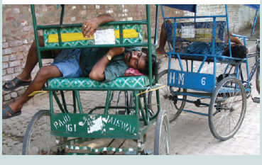 दो आदमी अपने-अपने रिक्शा में सो रहे हैं।  