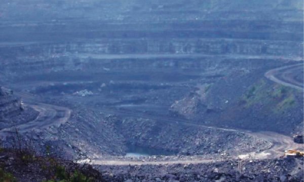 Coal_mine_in_Dhanbad,_India
